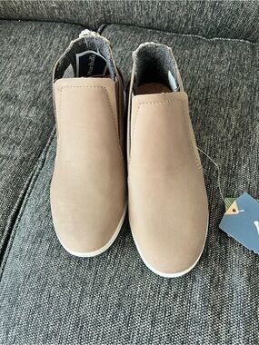 Olukai Hawai'iloa Manu Hope Sneaker Boots Sz 7, NWT